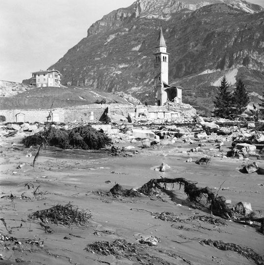 Il campanile di Pirago unico superstite dopo l'onda mortale.