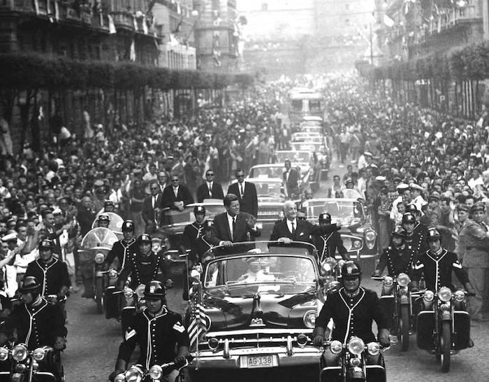 Durante la sua visita in Italia, John Kennedy viene accolto con grande entusiasmo a Napoli.