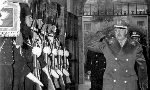 il generale Giovanni De Lorenzo, comandante dei Carabinieri.