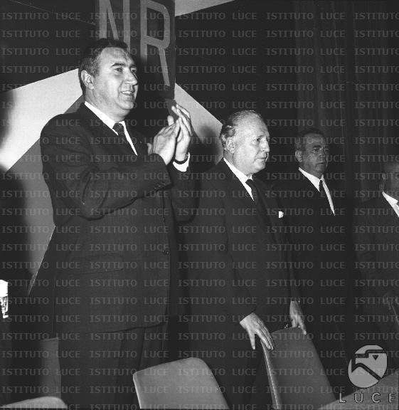 Pacciardi (al centro) durante l'assemblea costitutiva di Nuova Repubblica.