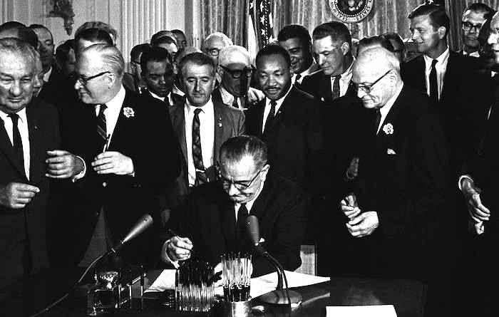 Il presidente americano Johnson firma il "Civil rights act".