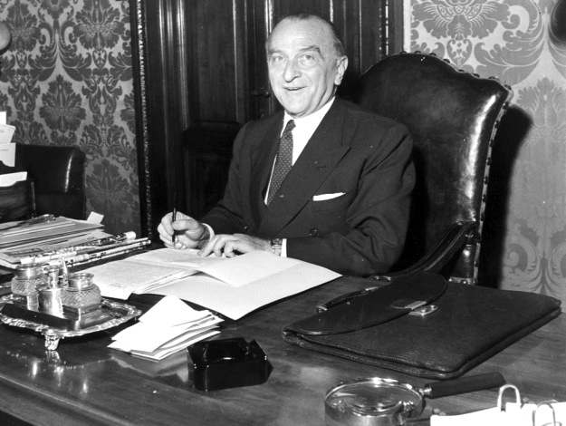 Il Presidente del Senato, Cesare Merzagora, assume la supplenza del Presidente della Repubblica Segni.