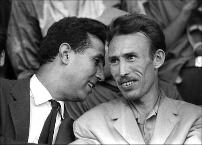 Boumedienne (a destra) con Ben Bella nel 1964.