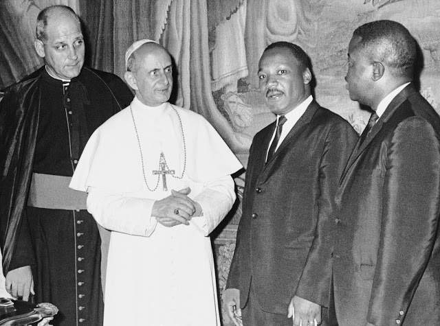 Martin Luther King (secondo da destra) con Paolo VI.