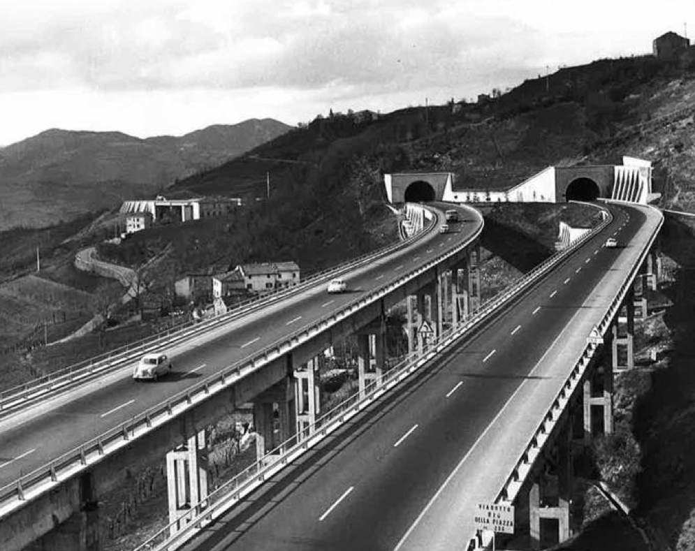 I nastri d'asfalto della nuova Autostrada del Sole.
