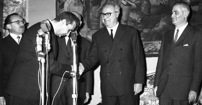 Aldo Moro si congratula con Giuseppe Saragat per la sua elezione a Presidente della Repubblica