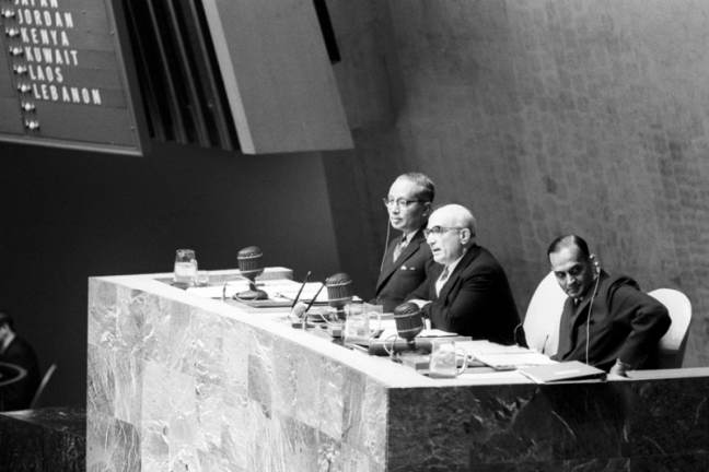 Fanfani alla presidenza dell'Assemblea ONU. Alla sua destra il segretario U Thant.