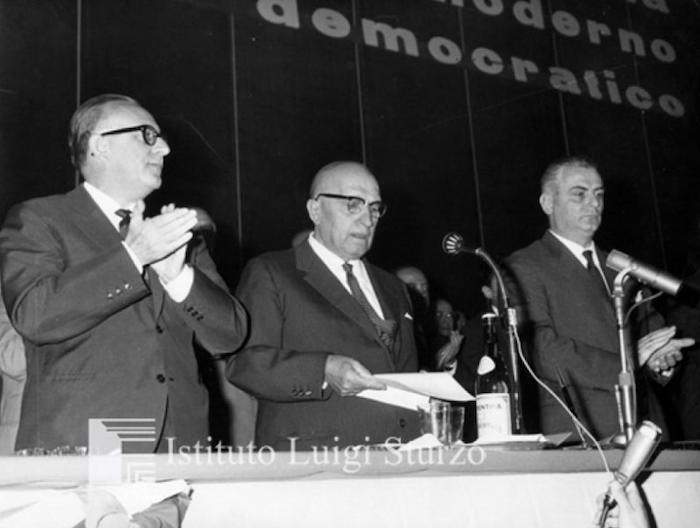Rumor (a sinistra) sul palco del IX congresso DC.