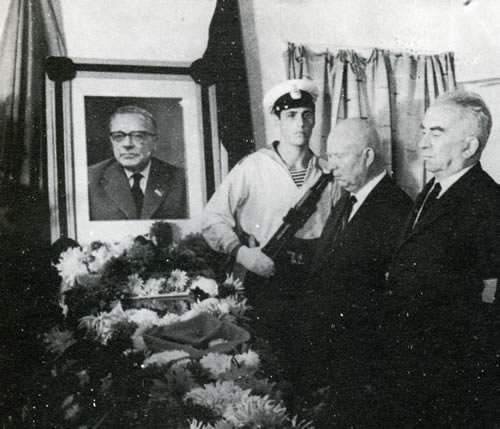 A Yalta Kruscev, alla presenza di Longo, rende visita alla salma di Togliatti.