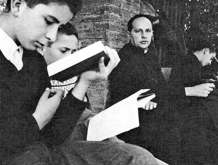 Don Milani con i ragazzi di Barbiana.