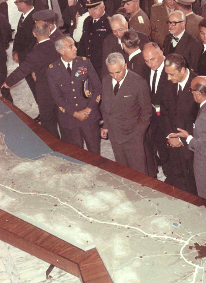 Aldo Moro osserva il plastico con il tracciato dell'Autostrada del Sole.