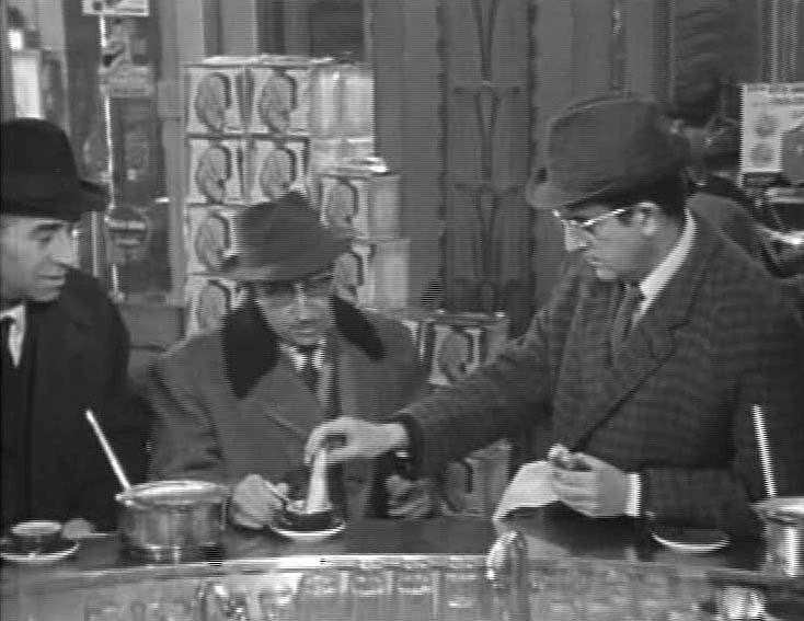 Nanni Loy impegnato nella famosa scena della "zuppetta" in Specchio segreto.