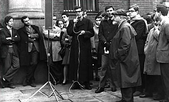 Mario Capanna tiene un comizio davanti alla Cattolica occupata.