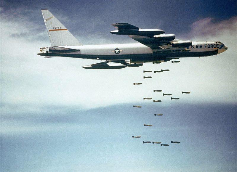Bombardieri americani sul Vietnam.