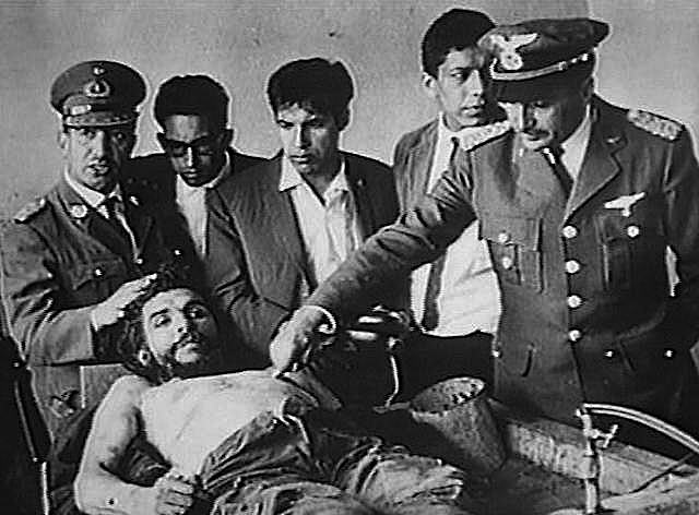 Militari boliviani mettono in esposizione il cadavere di Che Guevara.