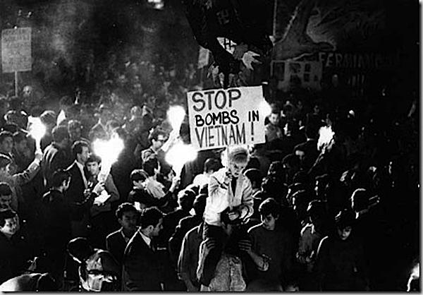 Manifestazione a Roma contro i bombardamenti in Vietnam.