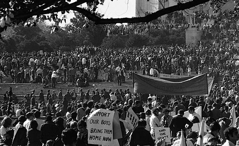 La manifestazione pacifista a Washington del 21 ottobre 1967.