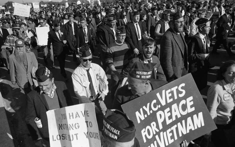 I reduci del Vietnam sfilano nella manifestazione pacifista di Washington.
