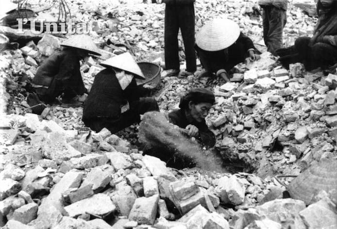 Hanoi bombardata dagli aerei americani.