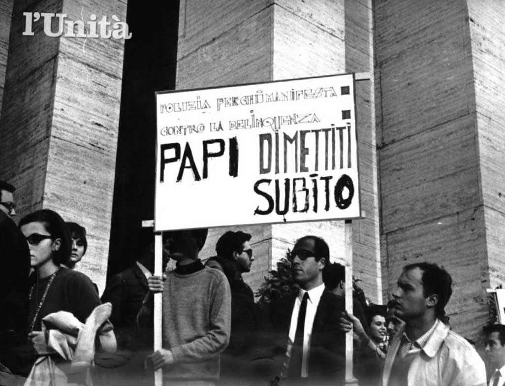Protesta di studenti universitari a Roma contro la morte di Paolo Rossi.