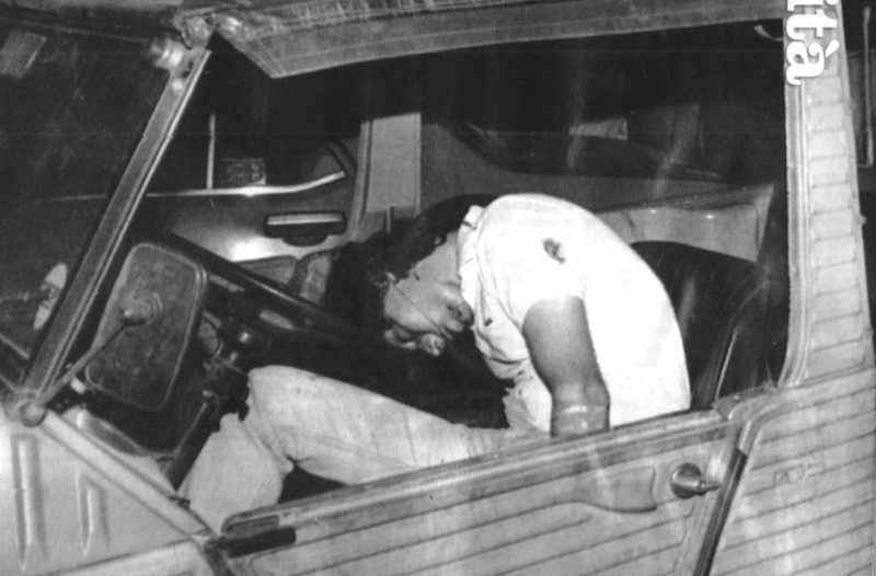 Il corpo di Giancarlo Siani, il giovane gironalista del Mattino di Napoli ucciso dalla camorra il 23 settembre 1985.