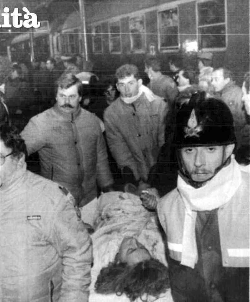 Soccorsi alle vittime della strage del rapido 904 Napoli-Milano del 23 dicembre 1984.