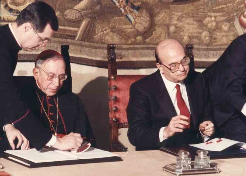 Bettino Craxi e il card. Agostino Casaroli, segretario di Stato del Vaticano, il 18 febbraio 1984 firmano il nuovo Concordato tra Stato e Chiesa.