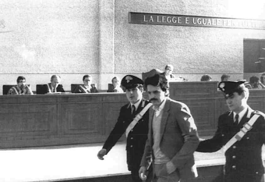 Marco Donat Cattin esce dall'aula del processo di Torino ai militanti di Prima Linea; il suo pentimento gli consentirà di avere la libertà provvisoria.
