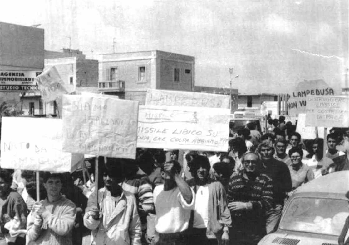 Gli abitanti di Lampedusa scendono in piazza contro gli attacchi missilistici provenienti dalla Libia, come ritorsione per i bombardamenti americani.