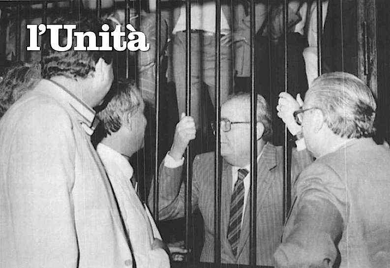 Giuseppe Piromalli, boss della 'ndrangheta, a colloquio con i suoi avvocati durante il processo di Palmi che il 18 luglio 1985 lo condanna a 11 ergastoli.