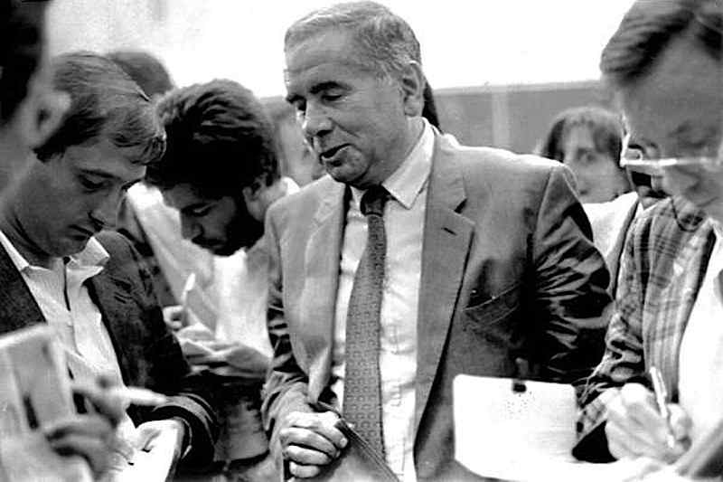 Enzo Tortora (nella foto è intervistato dai giornalisti) viene condannato a 10 anni al processo contro la Nuova camorra organizzata concluso in Corte d'Assise il 17 settembre 1985. Lo stesso Tortora il 15 settembre 1986 verrà assolto con formula piena nel processo d'appello.