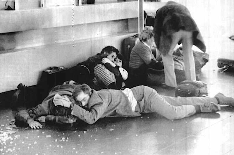 Nell'aeroporto di Fiumicino il 27 dicembre 1985 un commando palestinese assalta con granate e mitragliatrici gli sportelli ElAl e Panam, provocando 16 morti e 70 feriti. Nella foto alcuni passeggeri cercano riparo dalla furia terroristica.