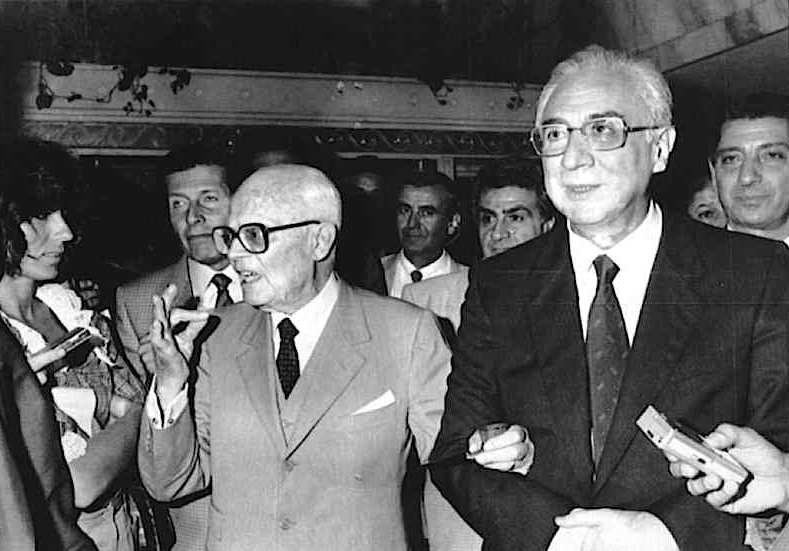 Il Presidente Sandro Pertini incontra a cena Francesco Cossiga appena eletto suo successore.