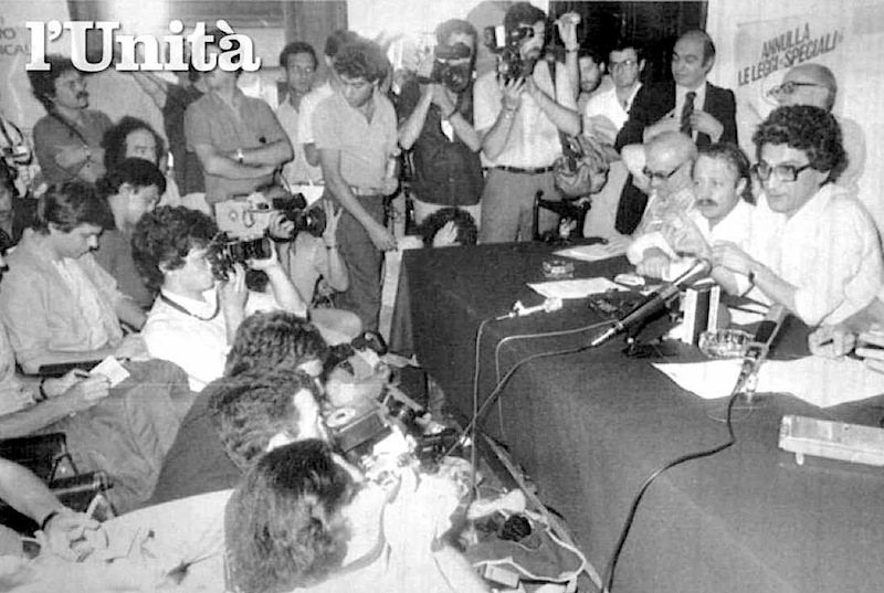 Toni Negri dopo la scarcerazione tiene una conferenza stampa nella sede del Partito Radicale il 9 luglio 1983.