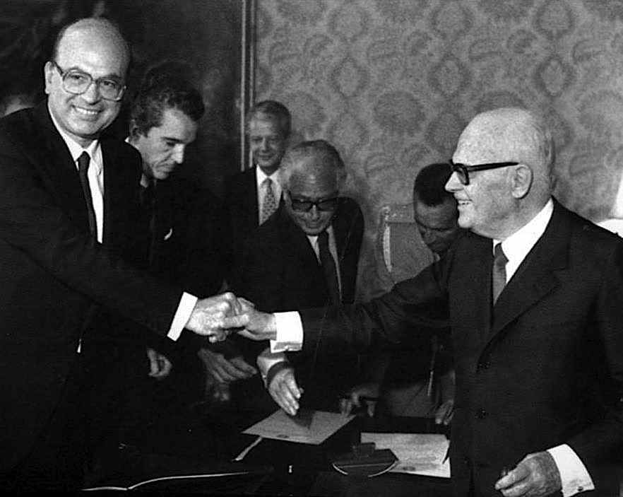 Craxi giura nelle mani di Pertini per il suo I governo.
