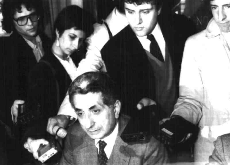 Diego Novelli, sindaco comunista di Torino, si dimette l'11 ottobre 1983 per conflitti con il Psi.