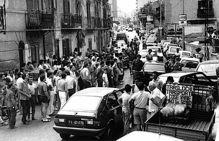 La scena dell'agguato mafioso che il 6 agosto 1985 provocò l'assassinio di Antonino Cassarà, dirigente della Mobile di Palermo, e dell'agente Roberto Antiochia.
