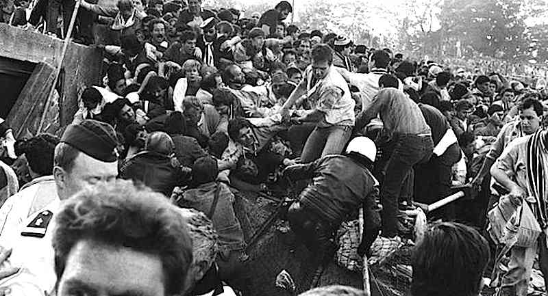 Allo stadio Heysel di Bruxelles durante la partita di calcio Juventus Liverpool gli scontri devastanti tra tifosi portano al crollo di transenne che provoca la morte di 39 persone.