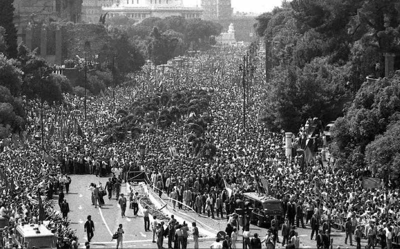 L'immensa folla che partecipa ai funerali di Berlinguer.