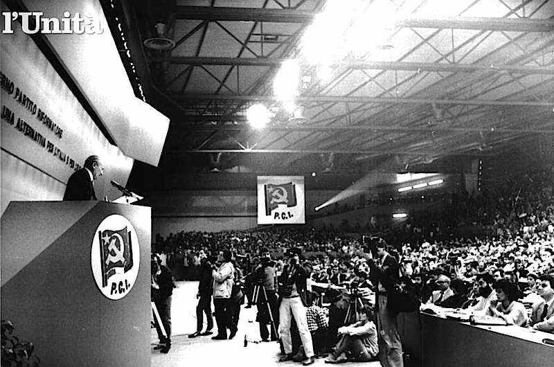 Alessandro Natta interviene al congresso del Pci dell'aprile 1986 a Firenze.