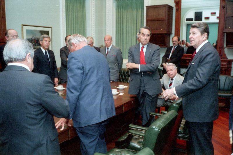 Il 12 aprile 1986, a seguito degli attentati terroristici su aerei civili americani, il Presidente Usa Reagan consulta rappresentanti del Congresso per avviare un'operazione militare contro la Libia (operazione El Dorado Canyon).