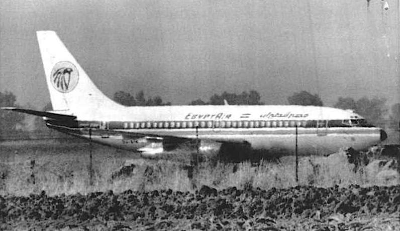 L'aereo Egyptair viene costretto da caccia americani ad atterrare nella base militare Nato di Sigonella in Sicilia. Dopo un duro braccio di ferro tra governo italiano e americano l'aereo potrà proseguire per Roma.