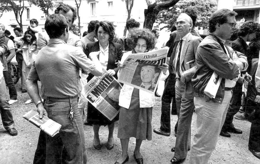 I giornali diffondono la notizia della morte di Berlinguer.