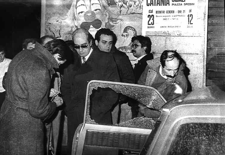 L'auto di Giuseppe Fava dopo il mortale agguato mafioso del 5 gennaio 1984 a Catania.