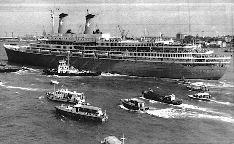 La nave da crociera italiana “Achille Lauro” viene sequestrata da un commando palestinese a Port Said (Egitto). Un cittadino americano, Leon Klinghoffer, viene ucciso. Dopo lunghe e drammatiche trattative i 500 ostaggi verranno rilasciati e i palestinesi avranno un aereo Egyptair a disposizione per fuggire in Tunisia.