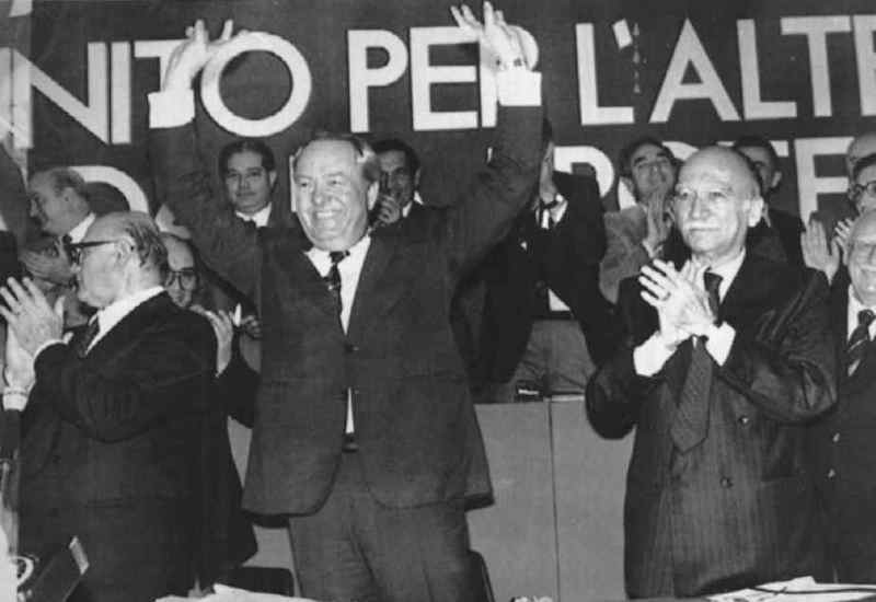 Il XIV congresso del Msi tributa un entusiastico saluto al leader francese della destra, Jean Marie Lepen (al centro). Lo stesso congresso rielegge segretario Giorgio Almirante (a destra nella foto).