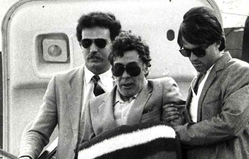 Tommaso Buscetta, boss mafioso pentito, collabora con la magistratura permettendo di arrestare moltissimi esponenti di Cosa nostra.  