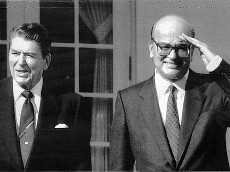 Ronald Reagan (a sinistra) con Bettino Craxi in vista ufficiale negli Usa dal 20 al 22 ottobre 1983.