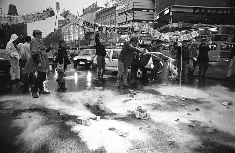 Cittadini di Berlino ovest versano latte come protesta per i cibi contaminati a seguito dell'inquinamento nucleare causato dal disastro di Chernobyl.