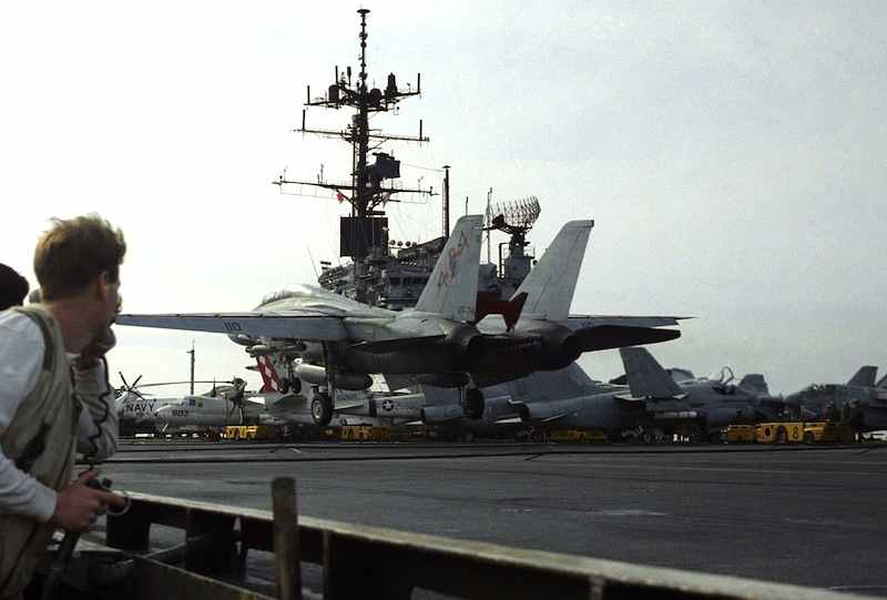 La portaerei americana Saratoga incrocia nel golfo della Sirte in prossimità della Libia; la tensione conduce a bombardamenti reciproci.